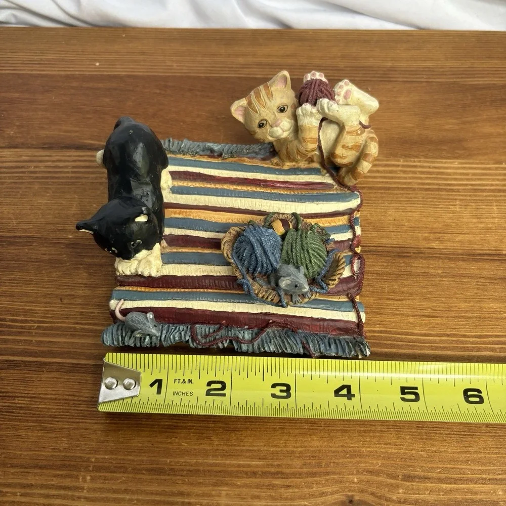 Vintage Figi Graphics 1996 Cats on Rug Figurine Removable Basket Resin